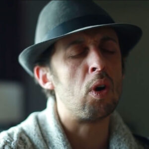 Capture d'écran d'une session acoustique de Drovich sur la chanson Ceux Qui Partent