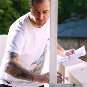 Extrait d'une vidéo de la prestation d'Ecloz dans l'école Need For School