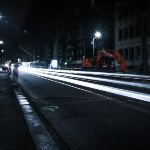 Photo de nuit en pose longue avec des trainé lumineuse de phare de voiture