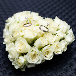 Photo d'un coussin en fleur présentant 2 alliances