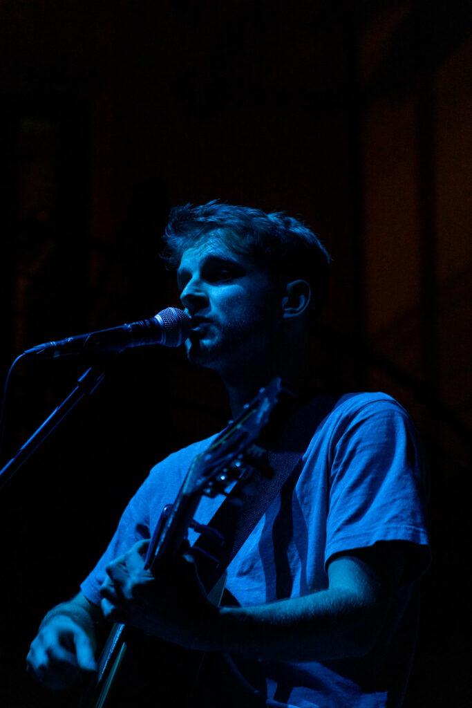 Photo du chanteur / auteur / interprète Andreï lors de l'un de ces concerts au Fait Social à Rouen