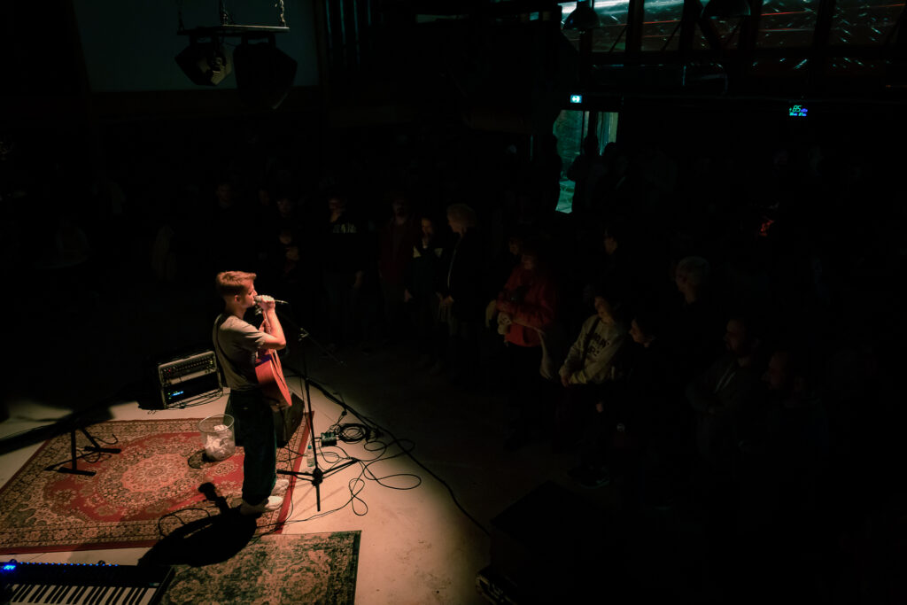 Photo du chanteur / auteur / interprète Andreï lors de l'un de ces concerts au Fait Social à Rouen