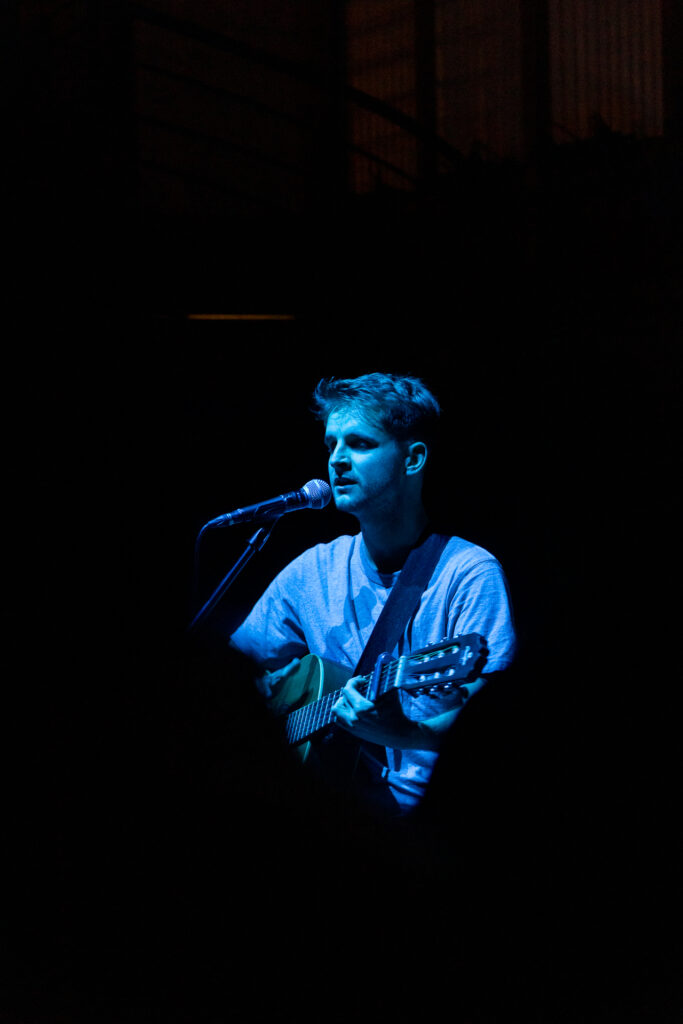 Photo du chanteur / auteur / interprète Andreï lors de l'un de ces concerts au Fait Social à Rouen