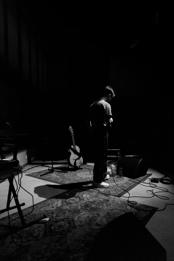 Photo du chanteur / auteur / interprète Andreï lors de l'un de ces concerts au Fait Social à Rouen