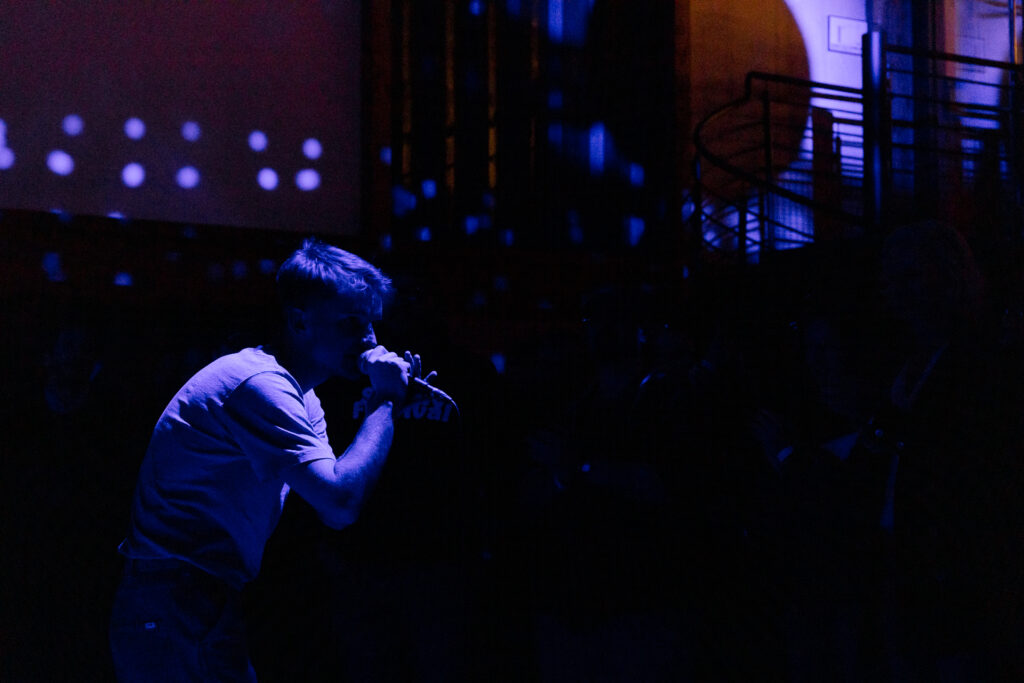 Photo du chanteur / auteur / interprète Andreï lors de l'un de ces concerts au Fait Social à Rouen