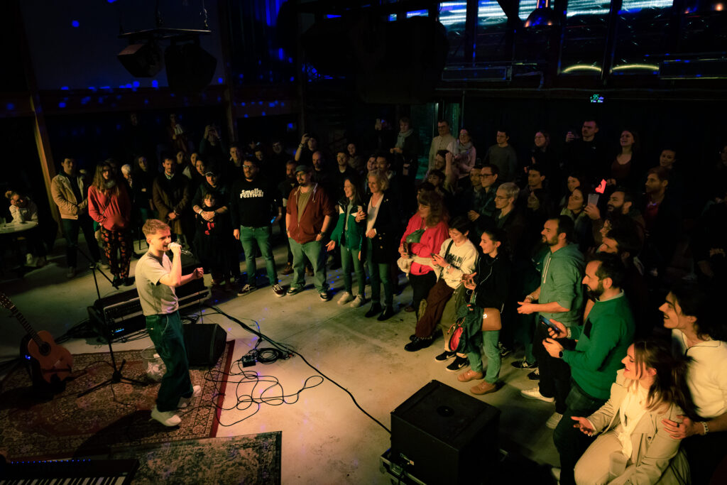 Photo du chanteur / auteur / interprète Andreï lors de l'un de ces concerts au Fait Social à Rouen