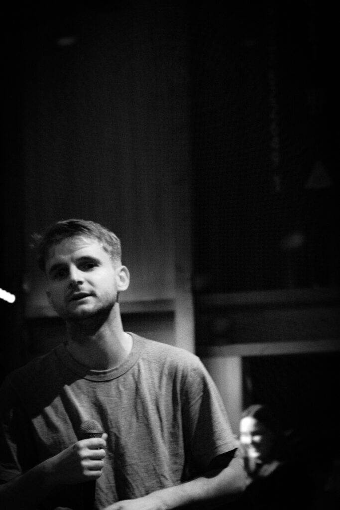 Photo du chanteur / auteur / interprète Andreï lors de l'un de ces concerts au Fait Social à Rouen