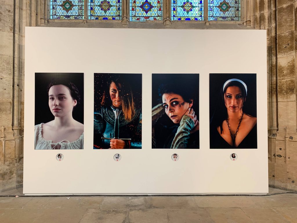 Photo des quatre portraits de Jeanne d'Arc lors de l'exposition Jeanne Je T'aime à l'abbatiale Saint-Ouen en 2019