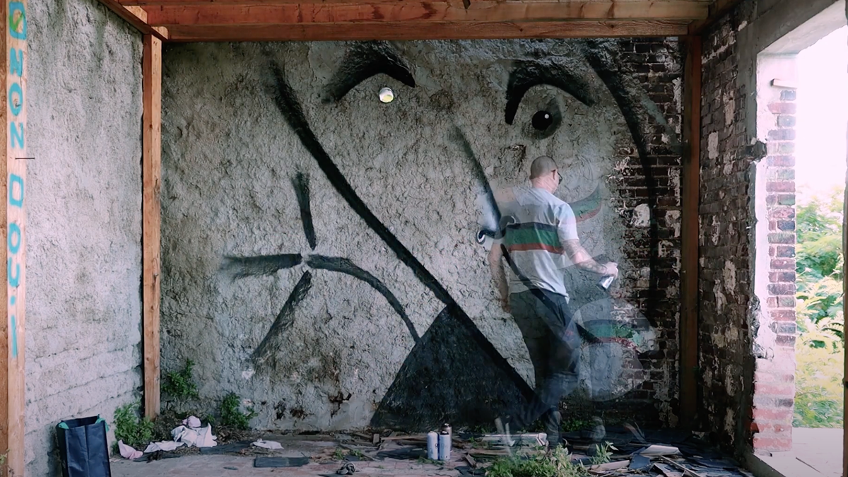 Extrait d'une vidéo de la performance du street artist Ecloz dans une friche