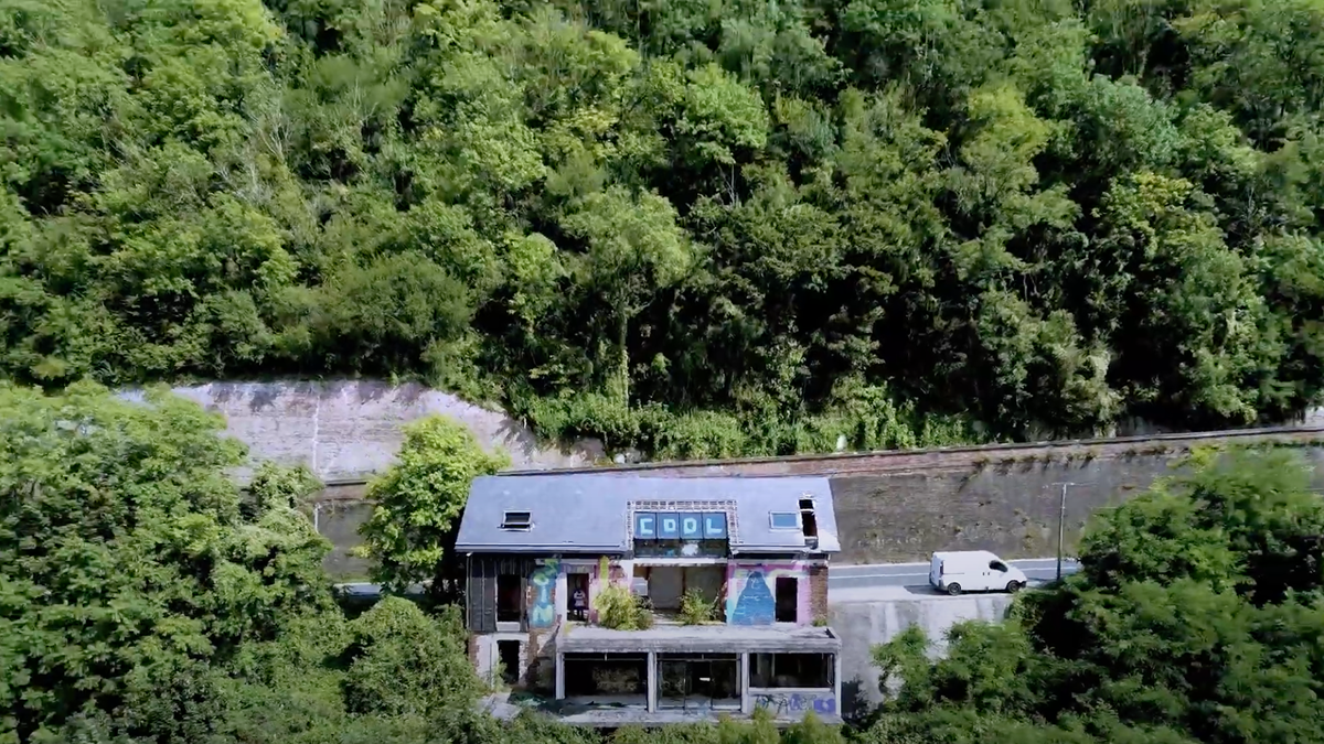 Extrait d'une vidéo de la performance du street artist Ecloz dans une friche