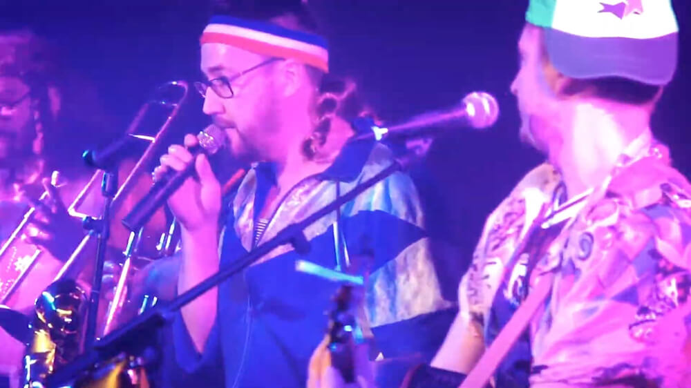 Extrait du clip du titre "Les Casseroles" pour Hasta Siempre enregistré en live