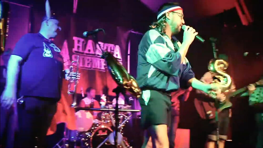 Extrait du clip du titre "Les Casseroles" pour Hasta Siempre enregistré en live