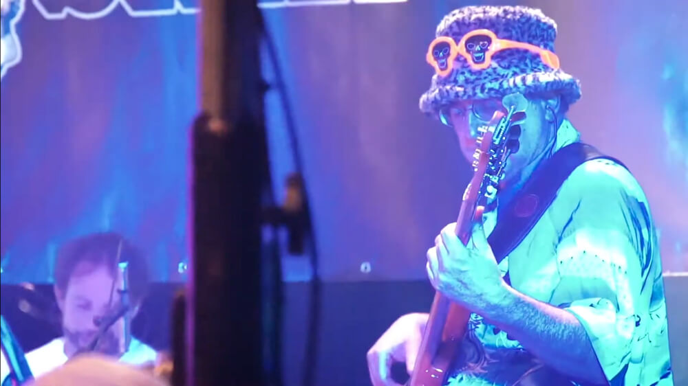 Extrait du clip du titre "Les Casseroles" pour Hasta Siempre enregistré en live