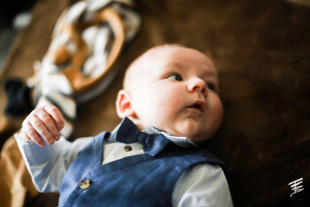 Phot d'un bébé tout bien habillé