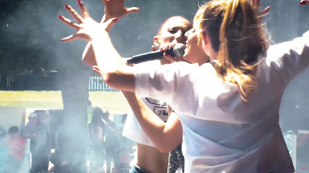 Extrait d'une vidéo Aftermovie de sa prestation sur scène lors du festival Montereaux Confluence de 2015
