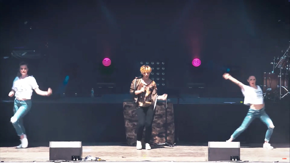 Extrait d'une vidéo Aftermovie de sa prestation sur scène lors du festival Montereaux Confluence de 2015