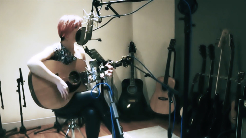 Extrait d'une vidéo en session acoustique de la chanteuse Cyryel sur la chanson "Entre toi et moi"