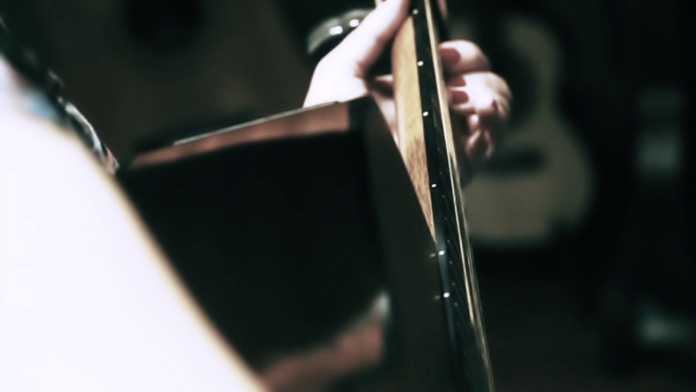 Extrait d'une vidéo en session acoustique de la chanteuse Cyryel sur la chanson "Entre toi et moi"