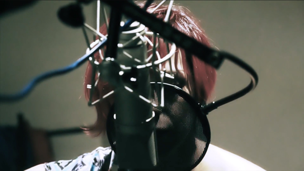Extrait d'une vidéo en session acoustique de la chanteuse Cyryel sur la chanson "Entre toi et moi"