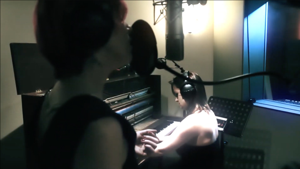 Extrait d'une vidéo en session acoustique de la chanteuse Cyryel sur la chanson "Il y a"