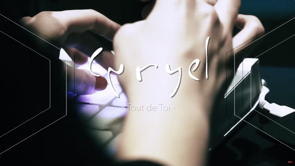Extrait d'une vidéo en session acoustique de la chanteuse Cyryel sur la chanson "Tout de toi"