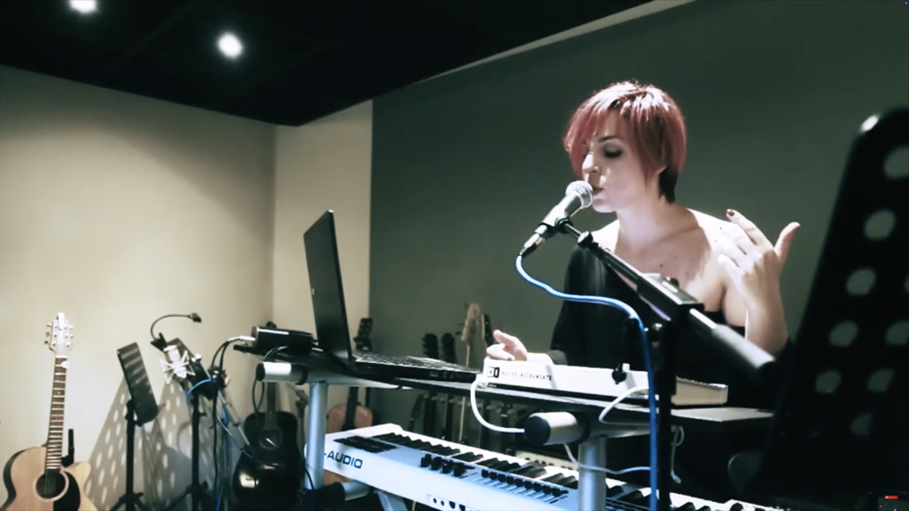 Extrait d'une vidéo en session acoustique de la chanteuse Cyryel sur la chanson "Tout de toi"