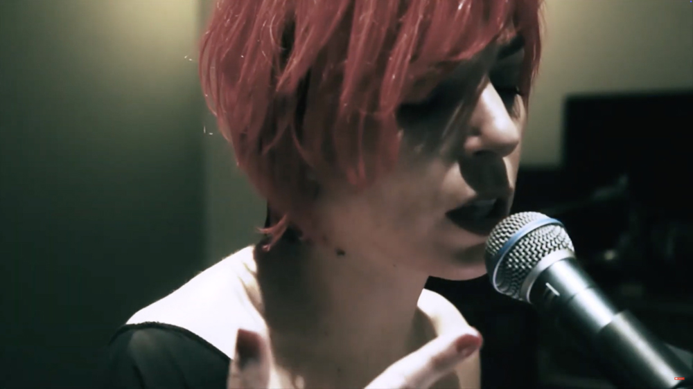Extrait d'une vidéo en session acoustique de la chanteuse Cyryel sur la chanson "Tout de toi"