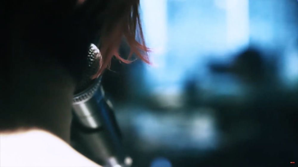 Extrait d'une vidéo en session acoustique de la chanteuse Cyryel sur la chanson "Tout de toi"