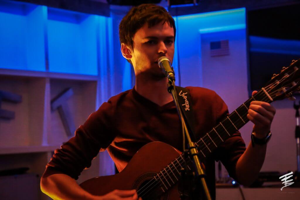 Photo prise lors d'un concert d'Alexis Moser