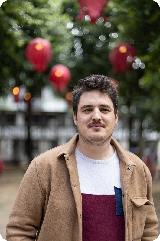 Photographie en portrait de Guillaume Benoit, youtubeur de la chaine Révisons nos Classique prise par Florent Bance