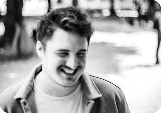 Photographie en portrait de Guillaume Benoit, youtubeur de la chaine Révisons nos Classique prise par Florent Bance