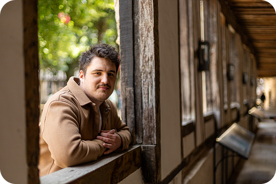 Photographie en portrait de Guillaume Benoit, youtubeur de la chaine Révisons nos Classique prise par Florent Bance