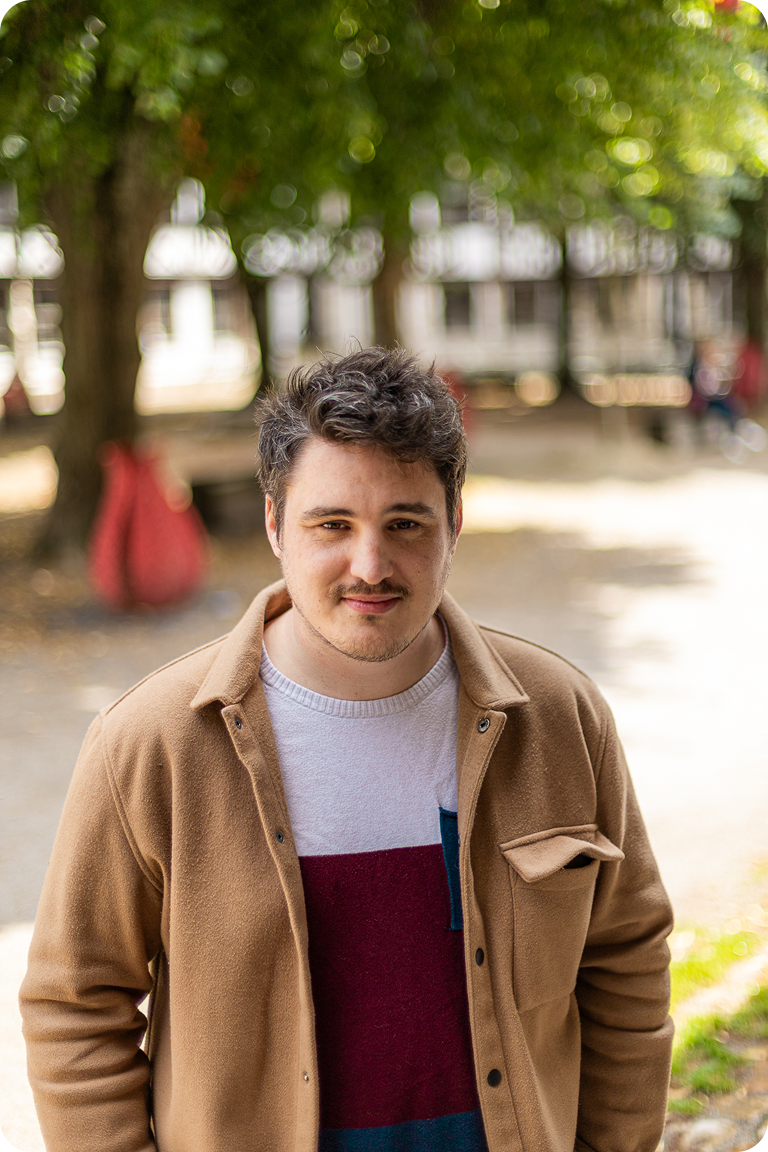 Photographie en portrait de Guillaume Benoit, youtubeur de la chaine Révisons nos Classique prise par Florent Bance