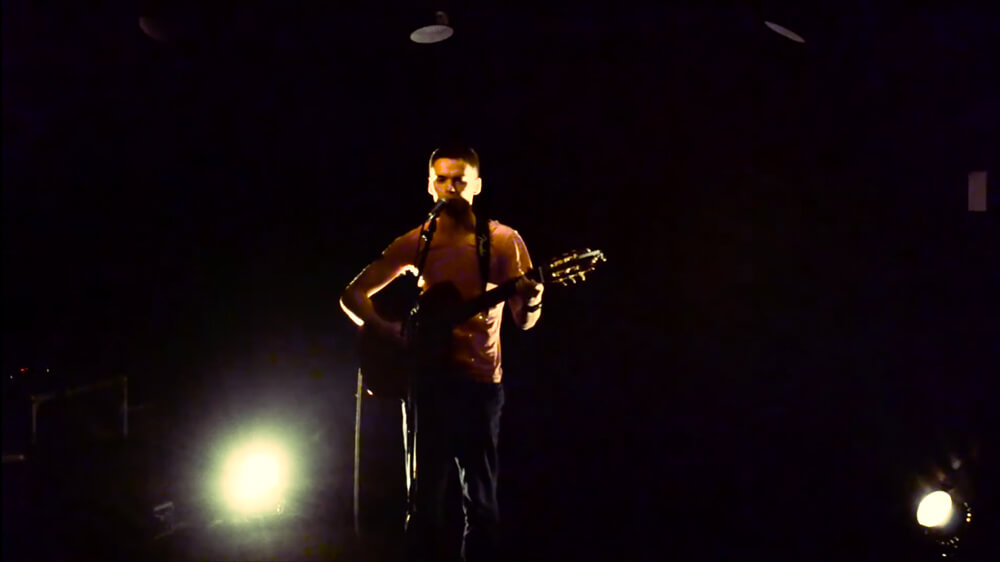 Capture d'écran d'une session acoustique du chanteur Alexis Moser sur la chanson Humanité