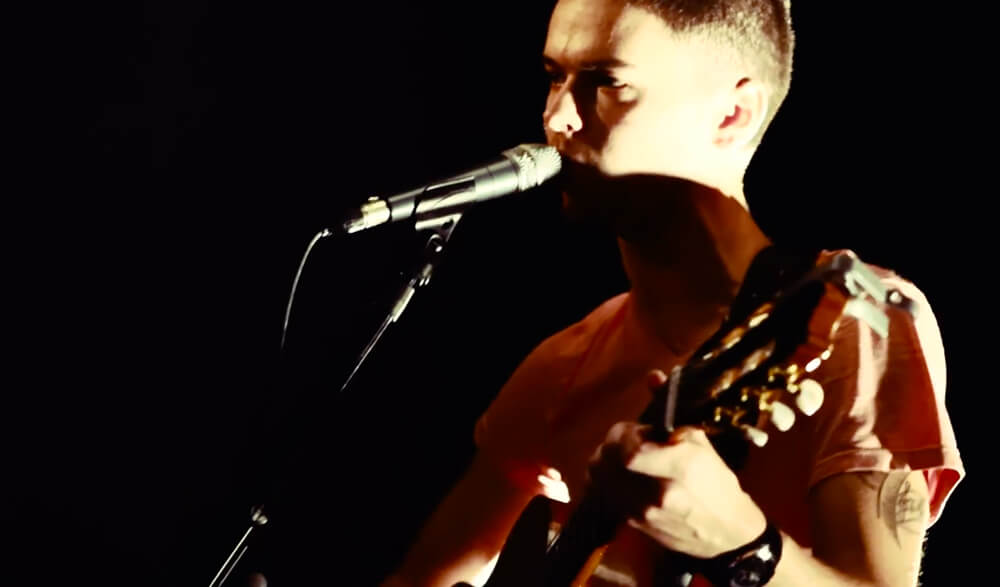 Capture d'écran d'une session acoustique du chanteur Alexis Moser sur la chanson Humanité