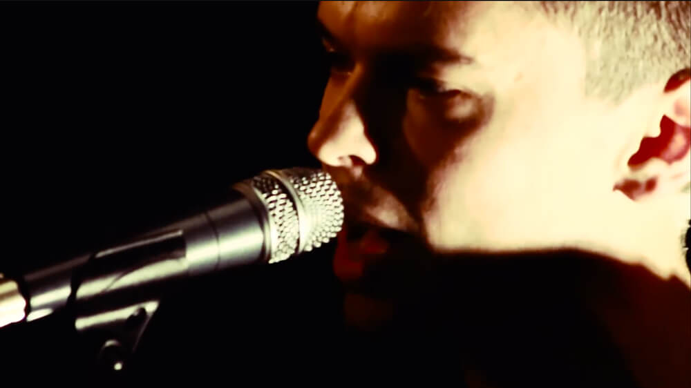 Capture d'écran d'une session acoustique du chanteur Alexis Moser sur la chanson Humanité