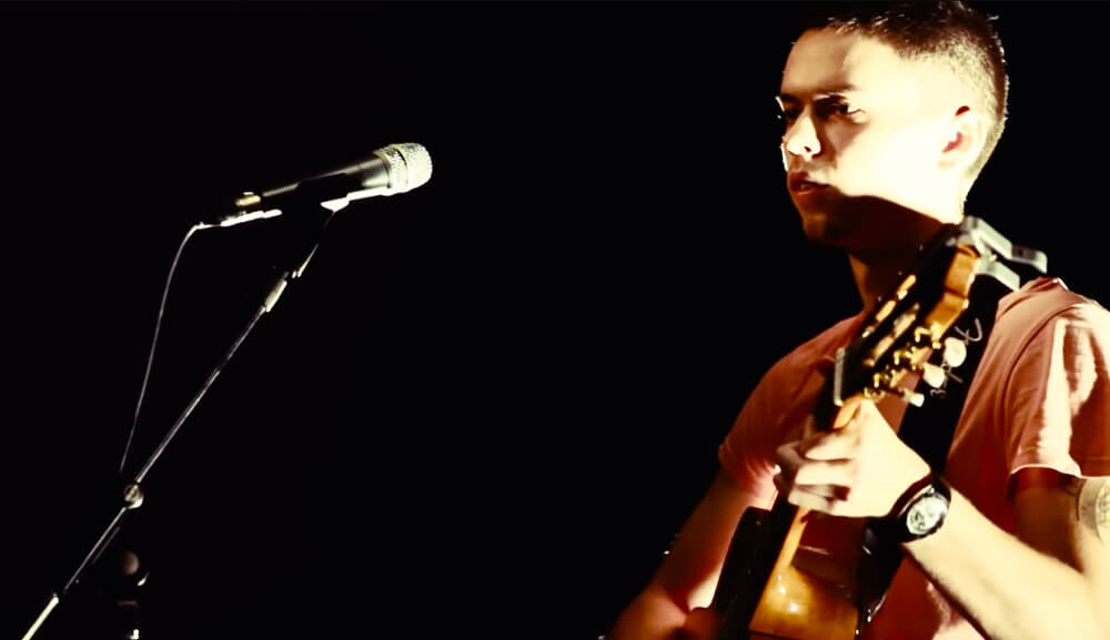 Capture d'écran d'une session acoustique du chanteur Alexis Moser sur la chanson Humanité