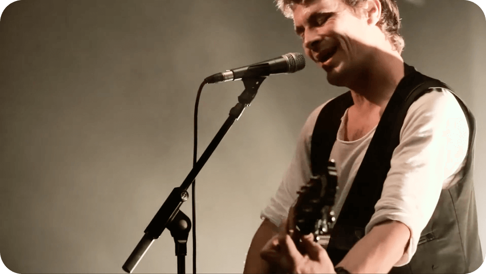 Capture d'écran d'une session acoustique du chanteur Vincent Blanchard sur la chanson "Mon nom ne te dit rien"