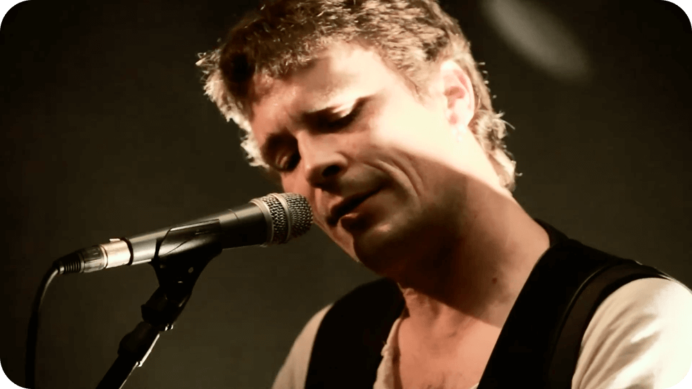 Capture d'écran d'une session acoustique du chanteur Vincent Blanchard sur la chanson "Mon nom ne te dit rien"