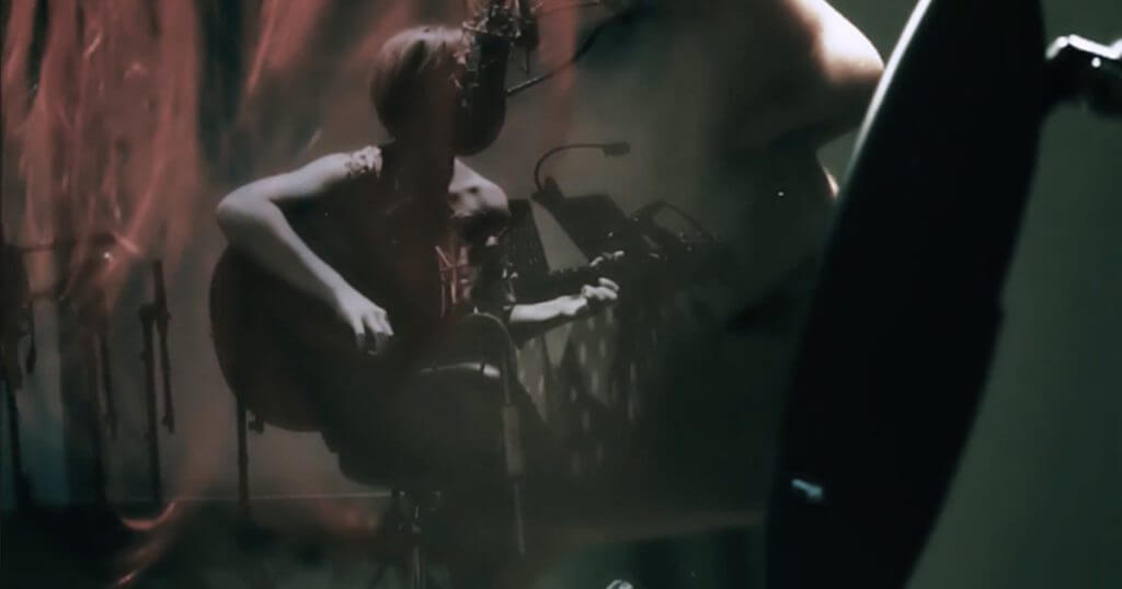 Capture d'écran d'une session acoustique de la chanteuse Cyryel sur le titre Entre Toi & Moi
