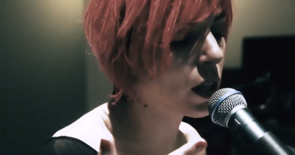 Capture d'écran d'une session acoustique de la chanteuse Cyryel sur le titre "Tout de Toi"