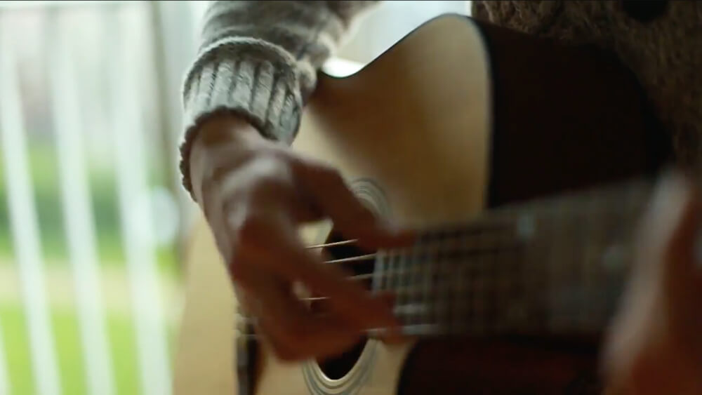 Capture d'écran d'une session acoustique du chanteur Drovich sur la chanson "Ceux qui partent"