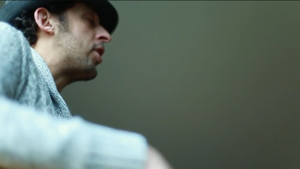 Capture d'écran d'une session acoustique du chanteur Drovich sur la chanson "Ceux qui partent"