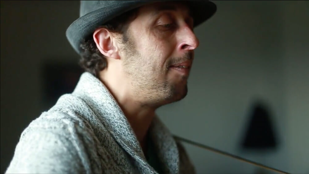 Capture d'écran d'une session acoustique du chanteur Drovich sur la chanson "Ceux qui partent"