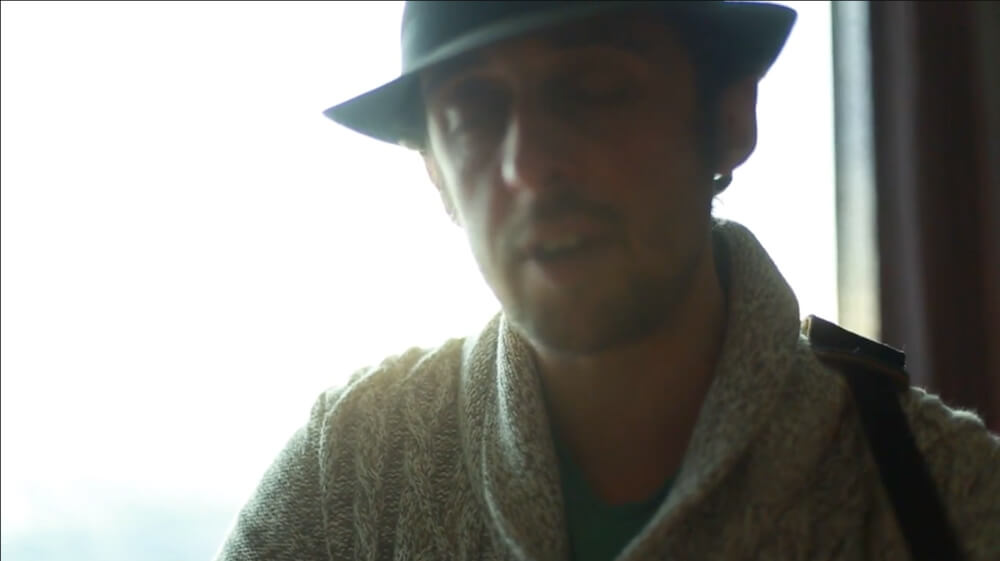 Capture d'écran d'une session acoustique du chanteur Drovich sur la chanson "Ceux qui partent"