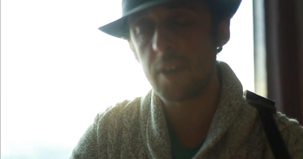 Capture d'écran d'une session acoustique du chanteur Drovich sur le titre "Ceux Qui Partent"