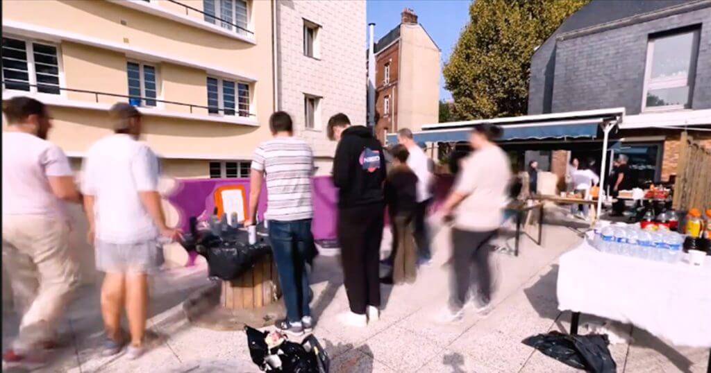 Capture d'écran d'une vidéo montrant Ecloz passer une journée avec les étudiants de la Need For School pour peindre ensemble