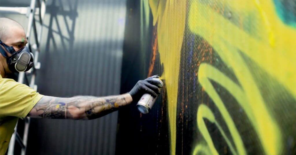 Capture d'écran d'une vidéo performance du street artist Ecloz peignant le mur d'une entreprise