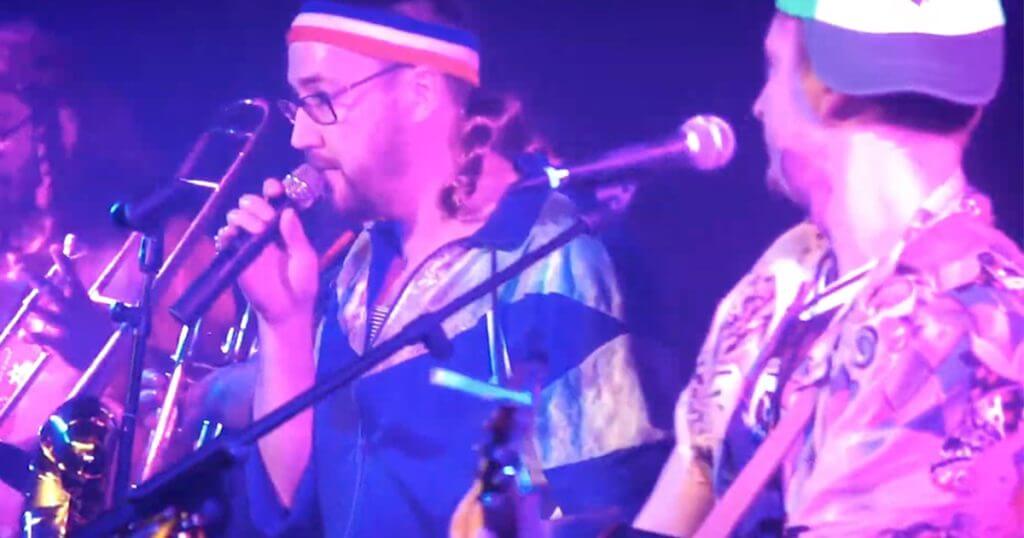 Capture d'écran du clip du groupe Hasta Siempre sur le titre "Les Casseroles"