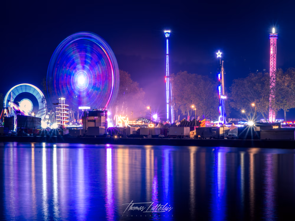 Photo prise par Thomas Lattelais de la foire Saint Romain à Rouen de nuit en pose longue